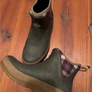 Muck Women's Black and Brown Rain Boots
